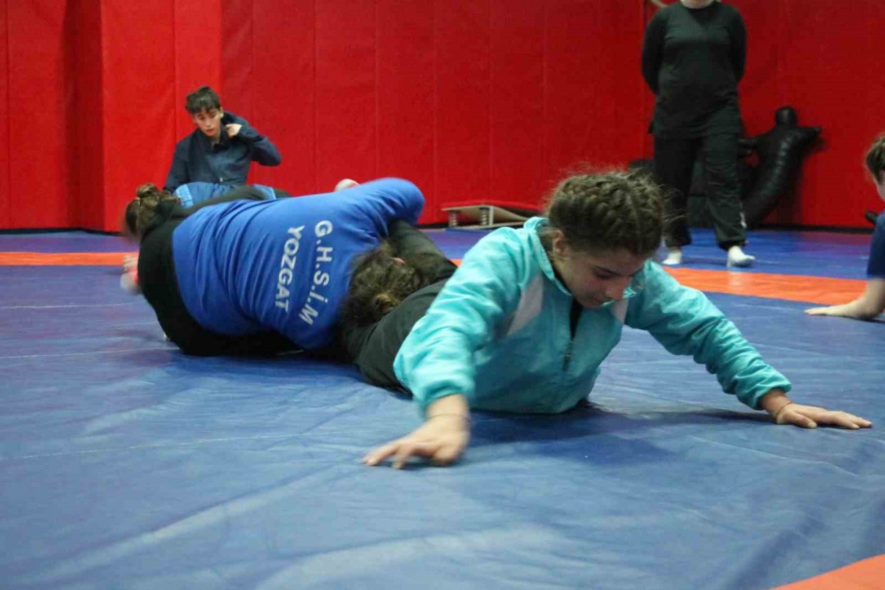 Yozgatlı kadın güreşçiler, mili güreşçi Yasemin Adar Yiğit’in izinden gidiyorlar