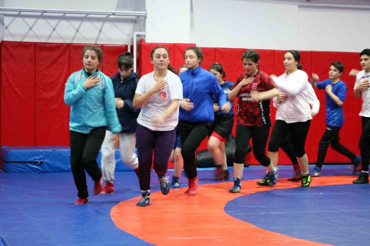 Yozgatlı kadın güreşçiler, mili güreşçi Yasemin Adar Yiğit’in izinden gidiyorlar