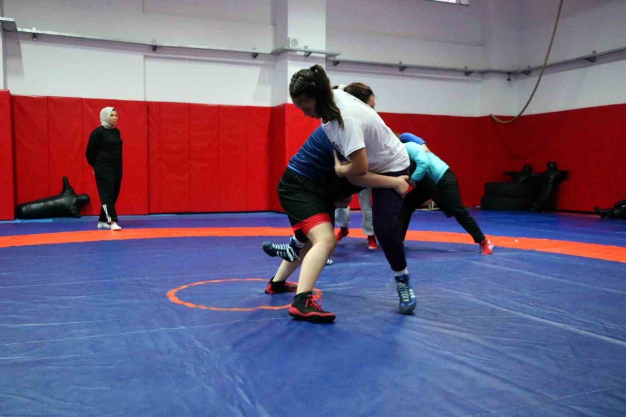 Yozgatlı kadın güreşçiler, mili güreşçi Yasemin Adar Yiğit’in izinden gidiyorlar