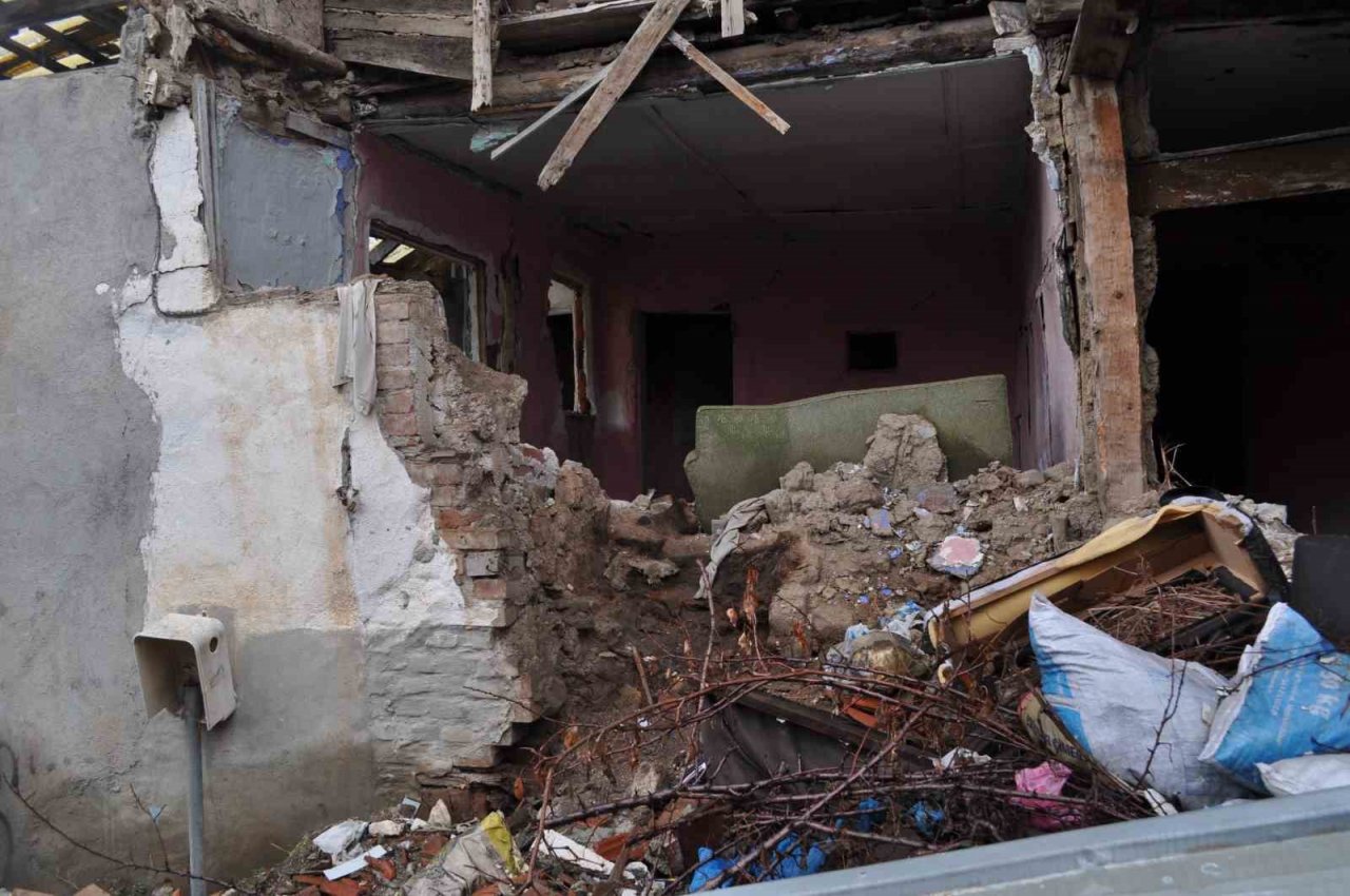 Duvarları çöken tarihi bina tehlike saçıyor