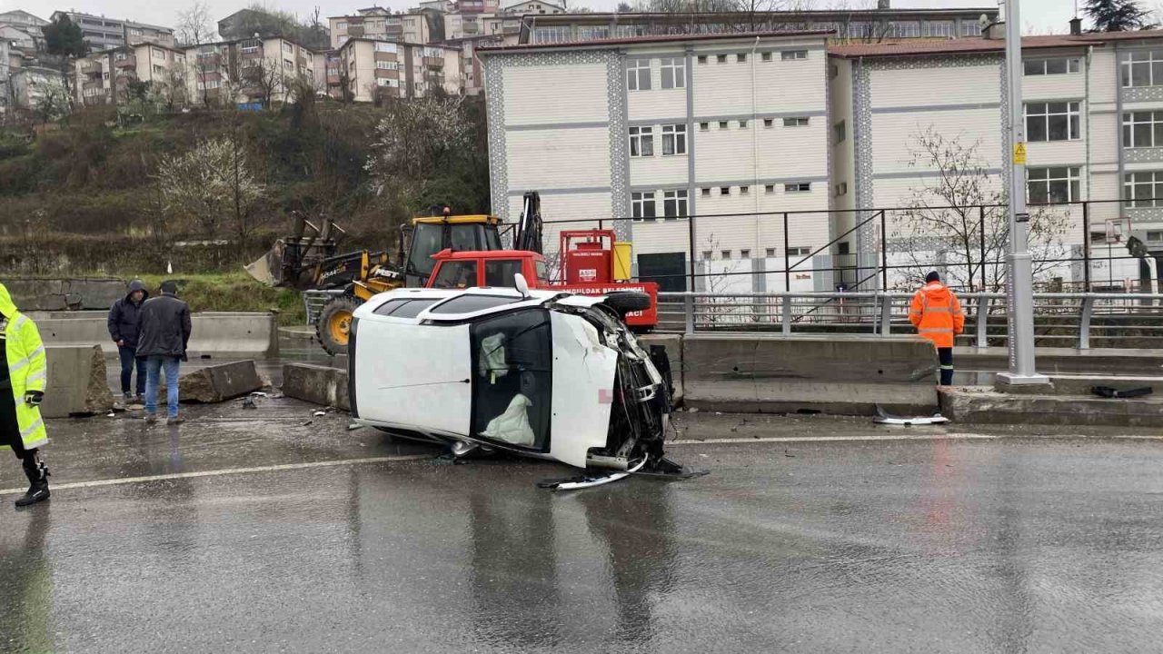 Refüje çarpan araç takla attı: 1 yaralı