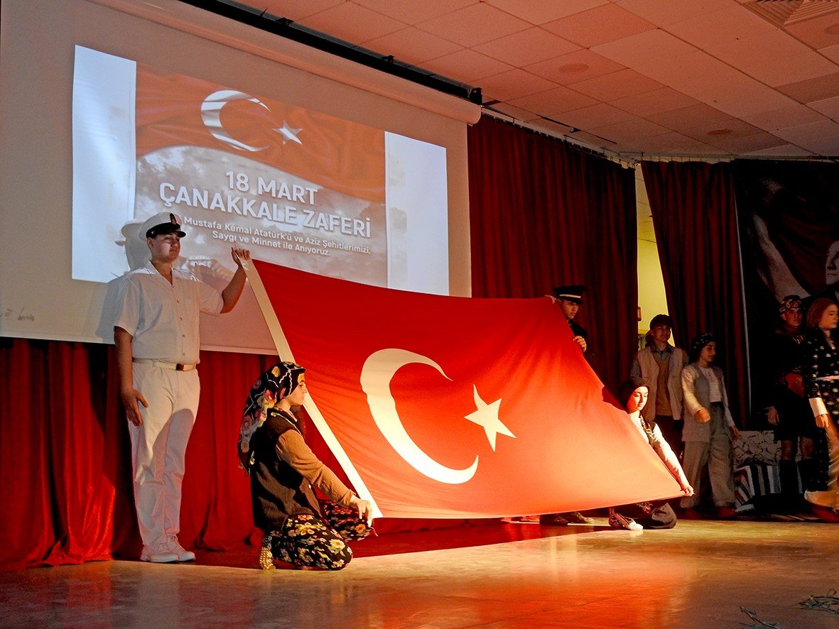 Çanakkale Deniz Zaferi’nin 108. yıldönümü Çeşme’de törenle kutlandı