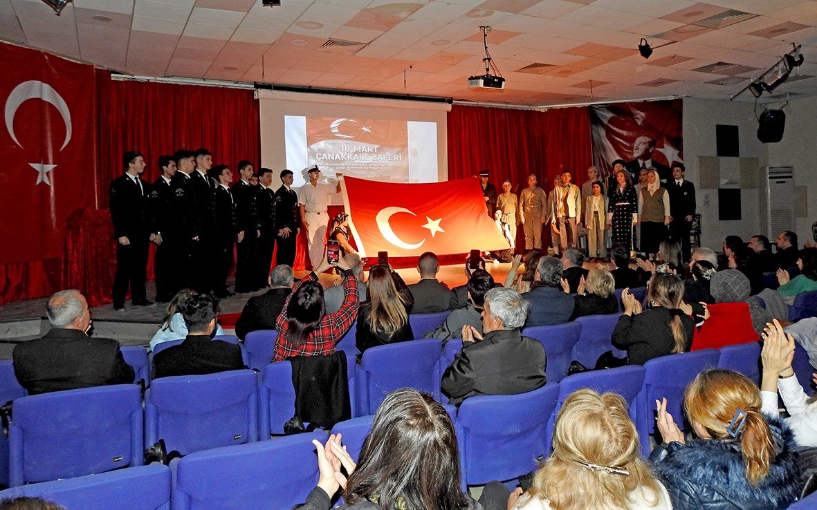 Çanakkale Deniz Zaferi’nin 108. yıldönümü Çeşme’de törenle kutlandı