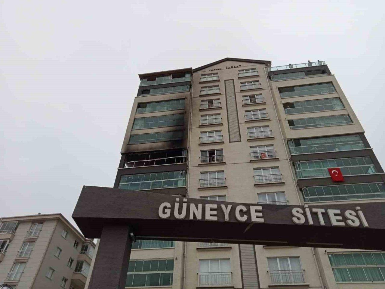 Elektrik arızasından çıkan yangında 14 kişi dumandan etkilendi