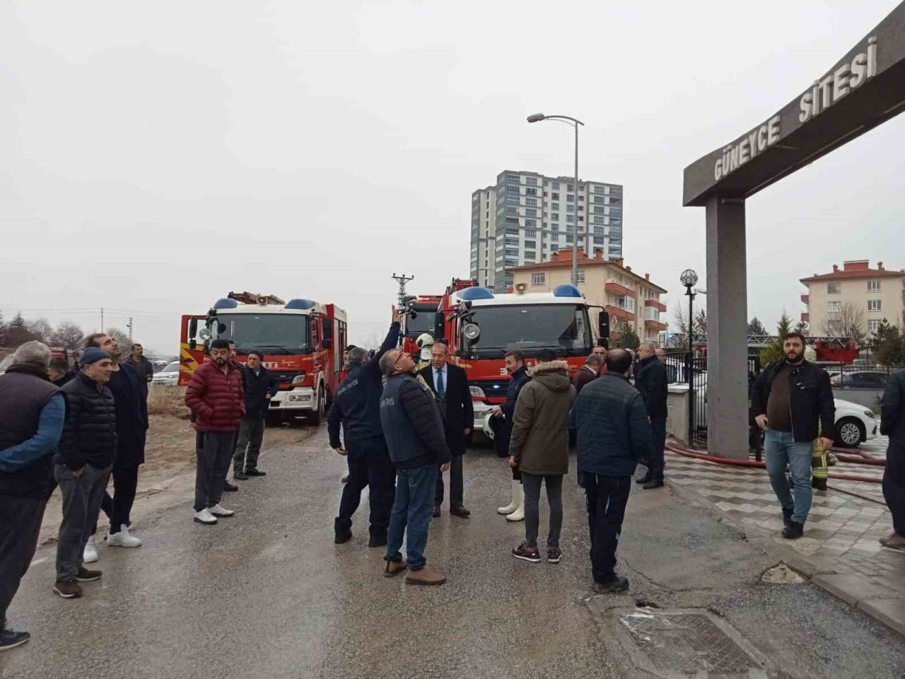 Elektrik arızasından çıkan yangında 14 kişi dumandan etkilendi