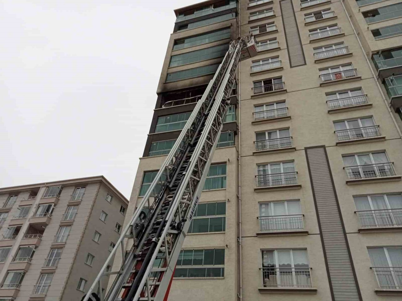 Elektrik arızasından çıkan yangında 14 kişi dumandan etkilendi