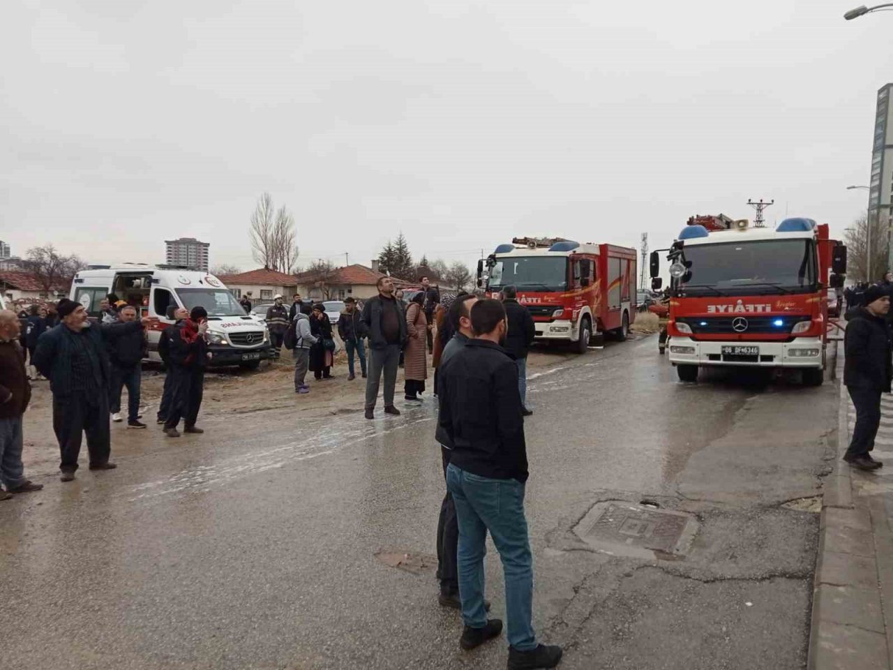 Elektrik arızasından çıkan yangında 14 kişi dumandan etkilendi