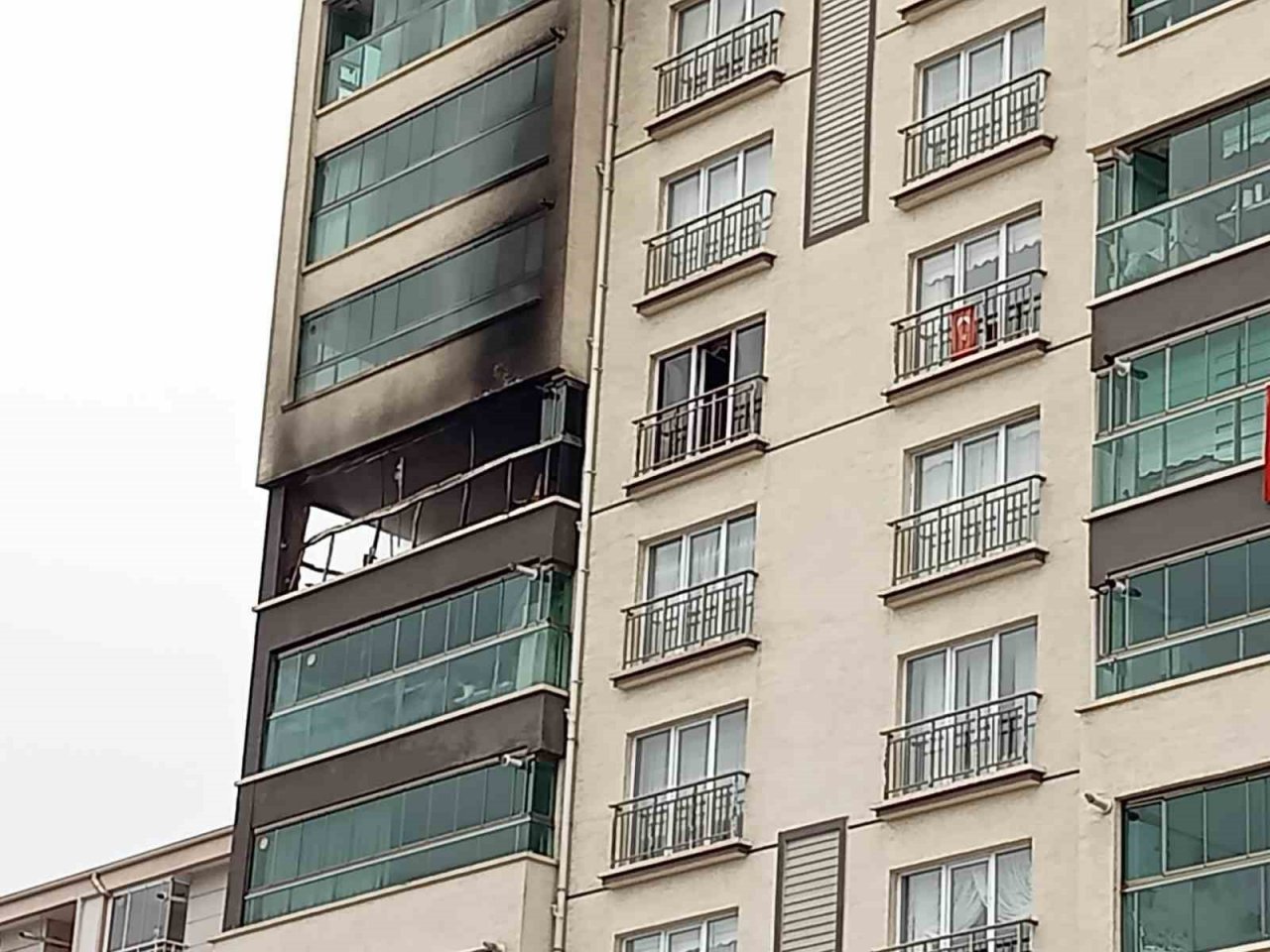 Elektrik arızasından çıkan yangında 14 kişi dumandan etkilendi