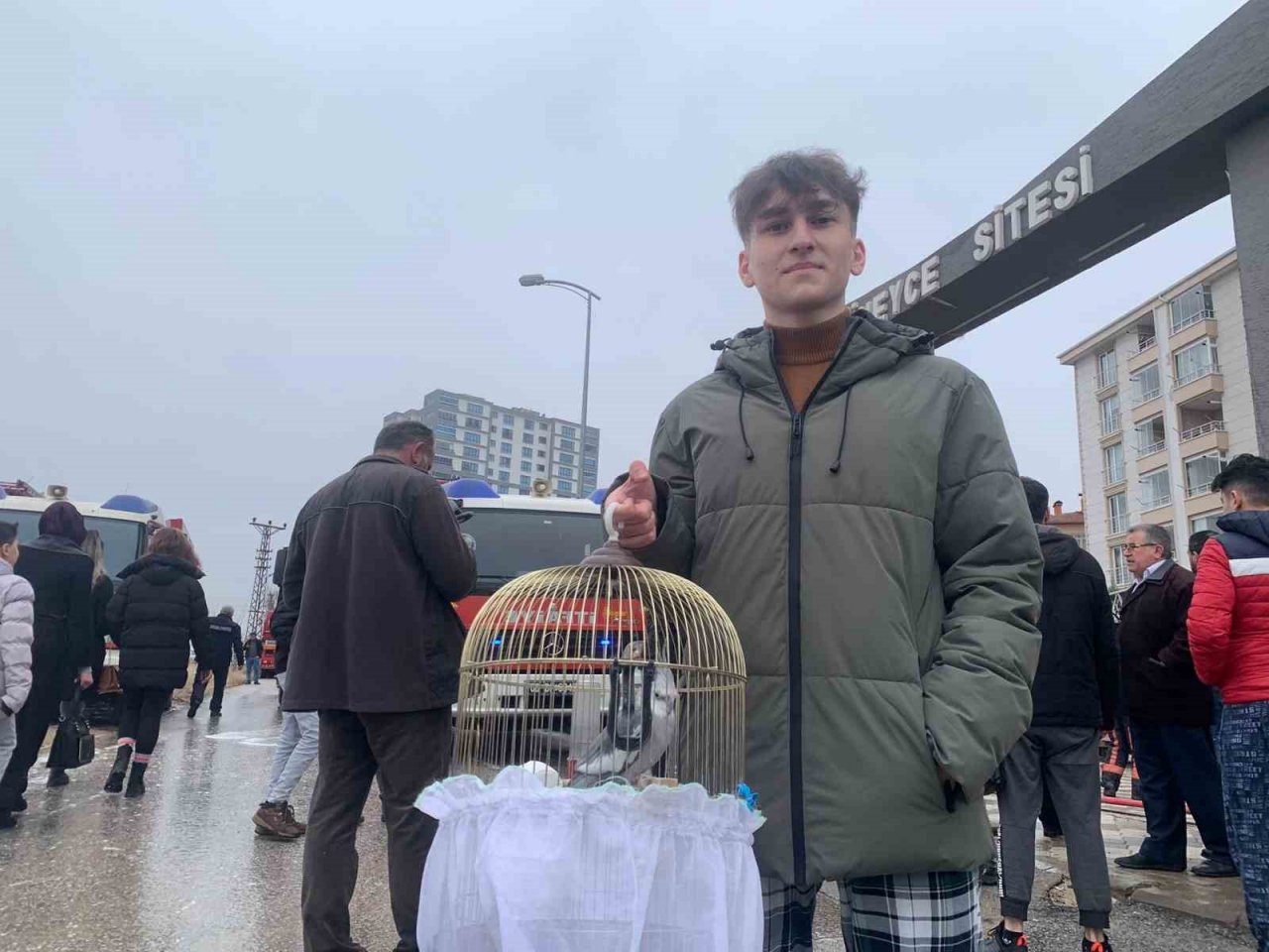 Elektrik arızasından çıkan yangında 14 kişi dumandan etkilendi