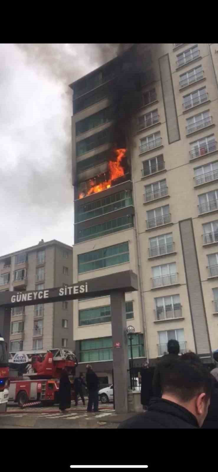 Elektrik arızasından çıkan yangında 14 kişi dumandan etkilendi