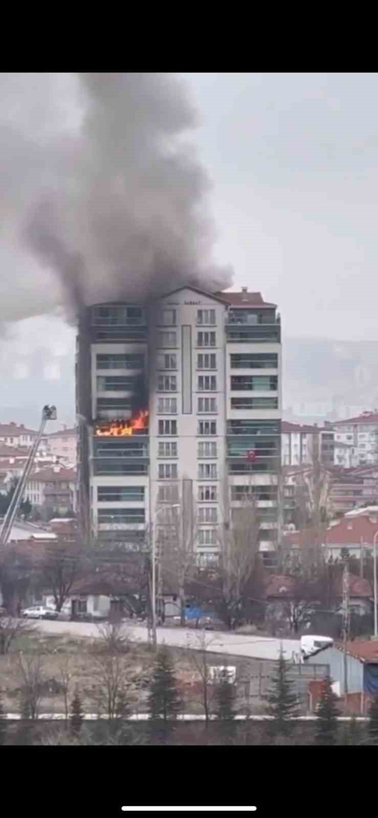 Elektrik arızasından çıkan yangında 14 kişi dumandan etkilendi