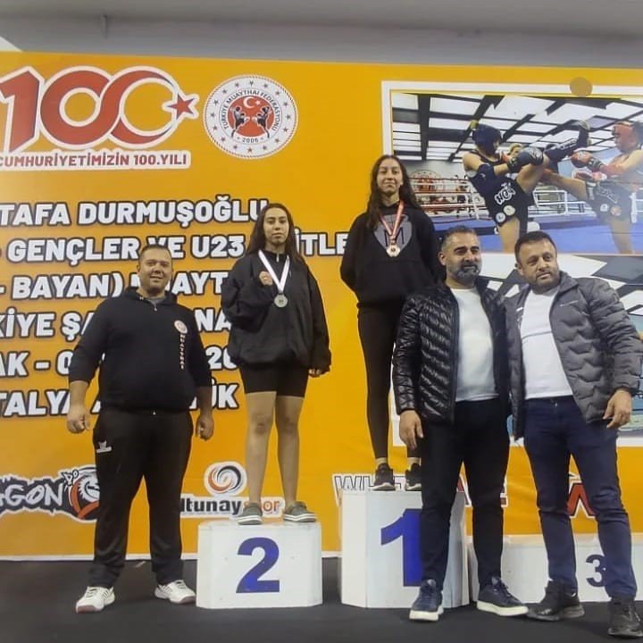 Salihli’ye muaythaiden 1 gümüş, 1 bronz madalya