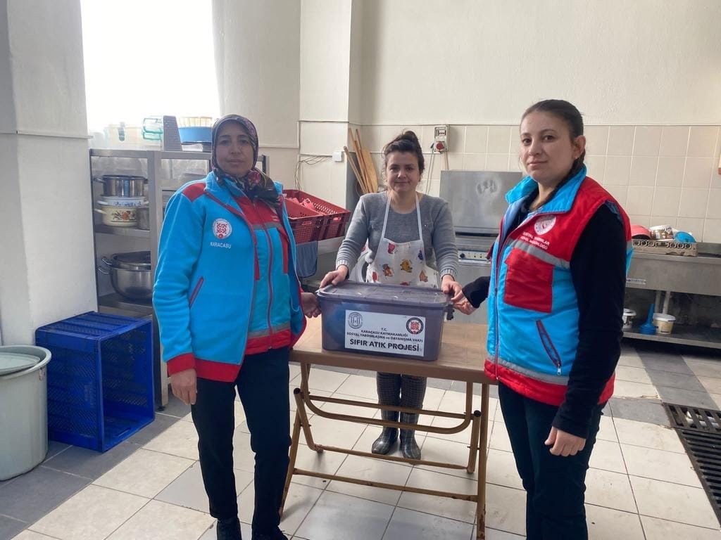 Karacasu’daki lokantalarda artan yemekler can dostlar için toplanıyor