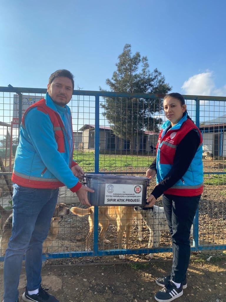 Karacasu’daki lokantalarda artan yemekler can dostlar için toplanıyor