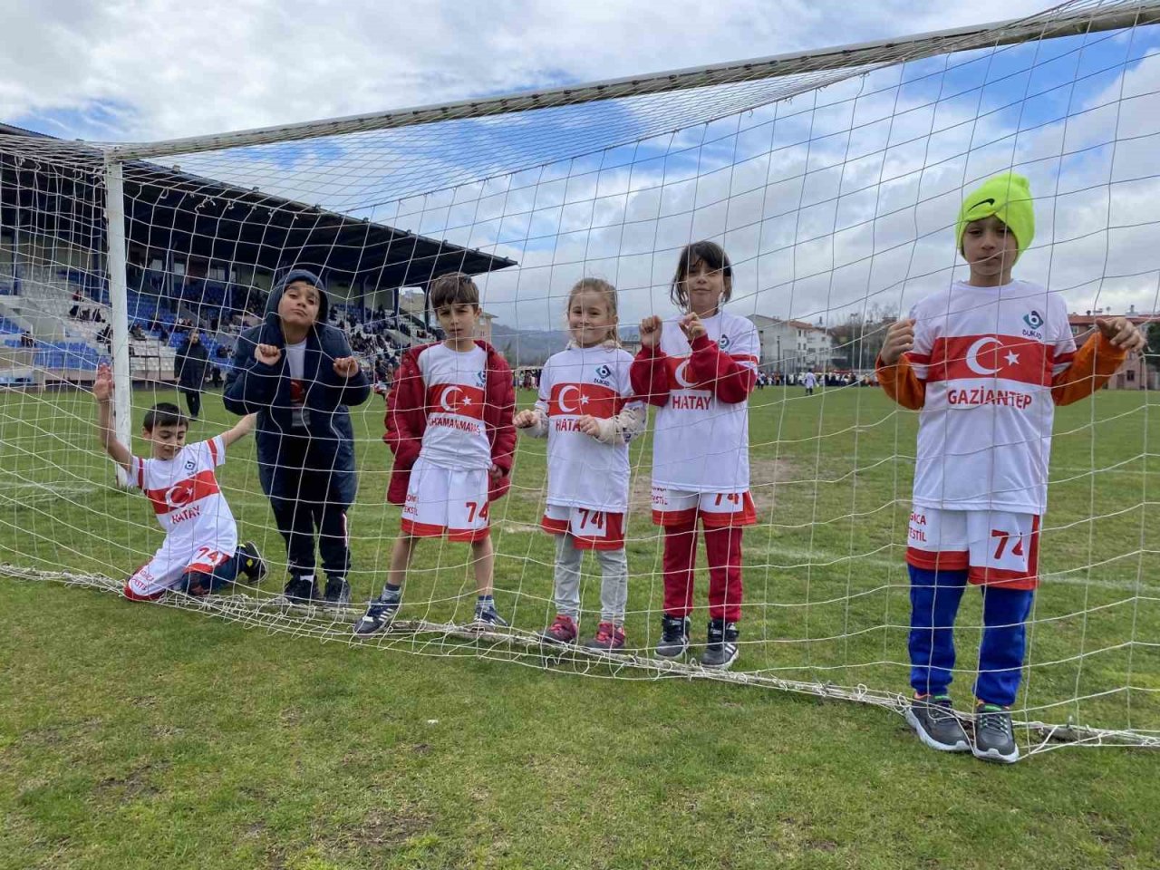 Depremzede 100 çocuk, gösteri maçını 2-0 kazandı