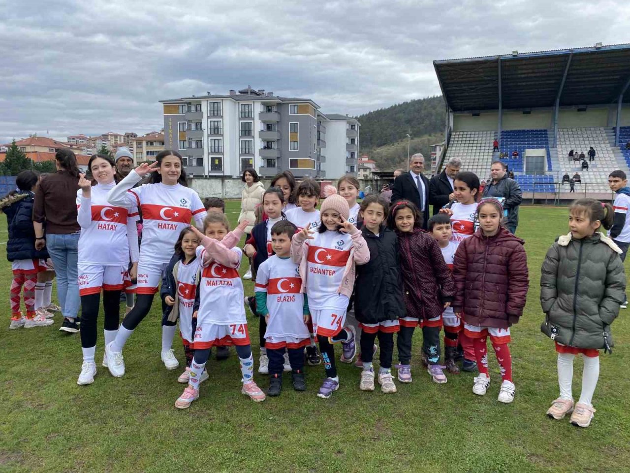 Depremzede 100 çocuk, gösteri maçını 2-0 kazandı