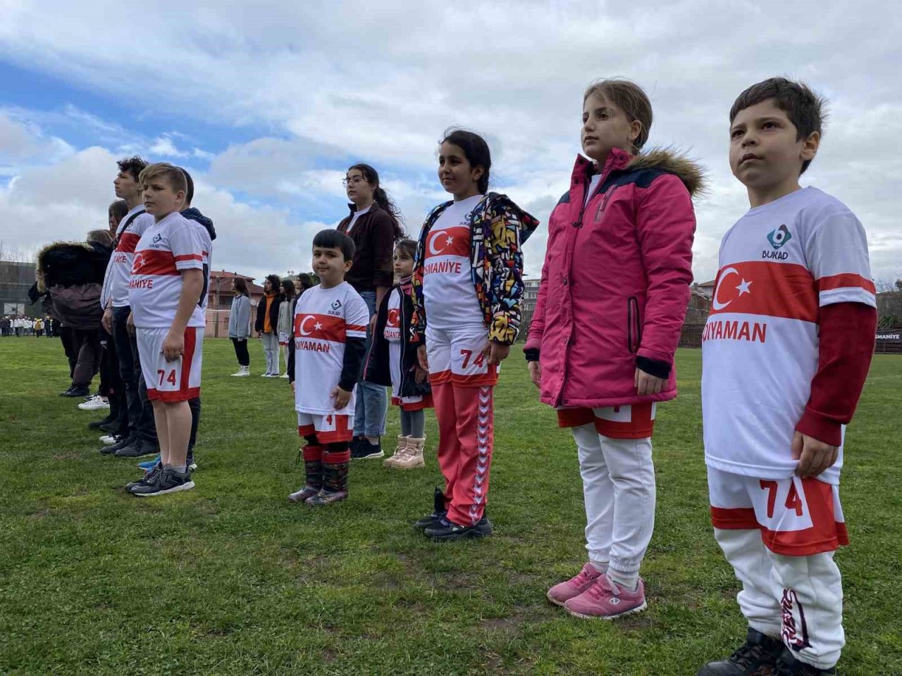 Depremzede 100 çocuk, gösteri maçını 2-0 kazandı