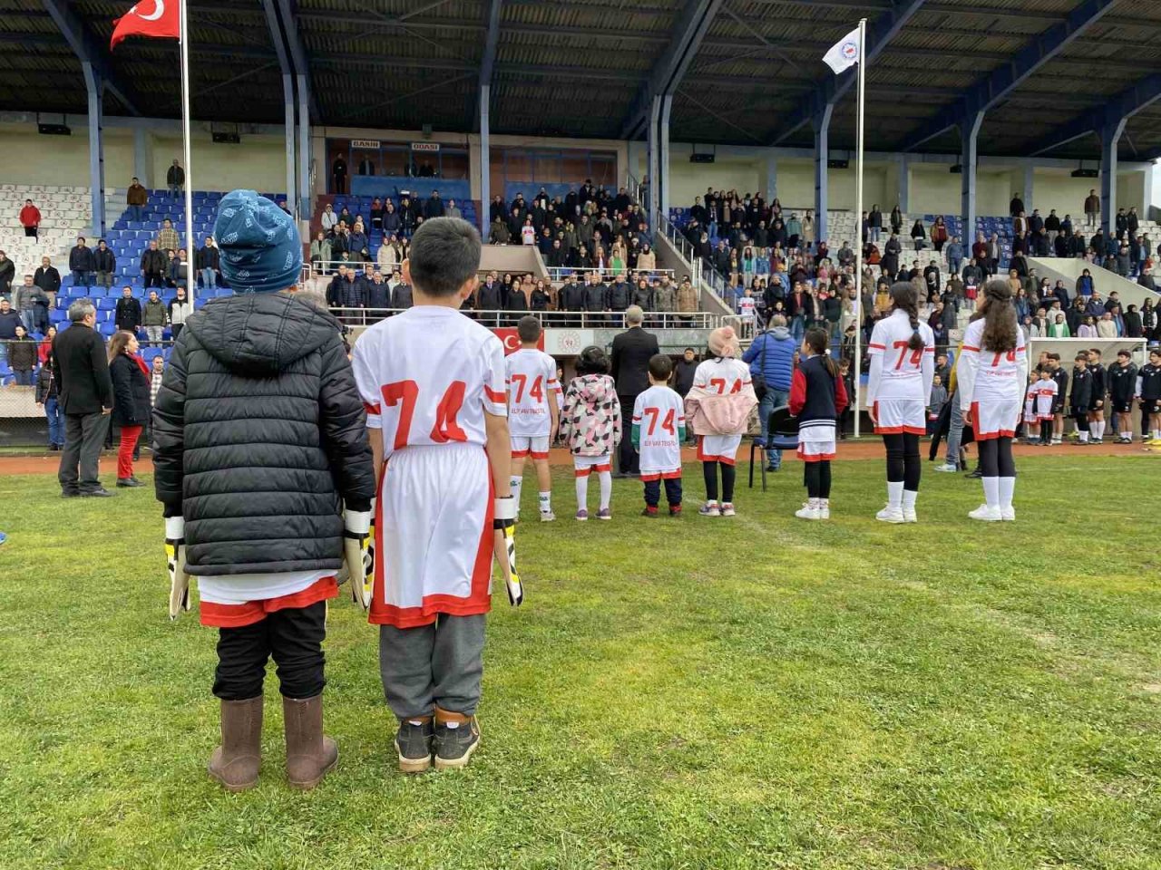 Depremzede 100 çocuk, gösteri maçını 2-0 kazandı