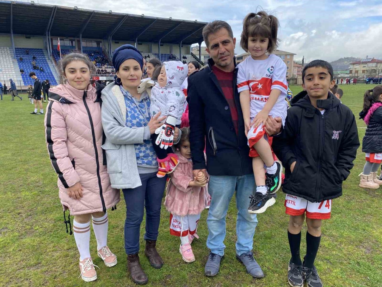 Depremzede 100 çocuk, gösteri maçını 2-0 kazandı