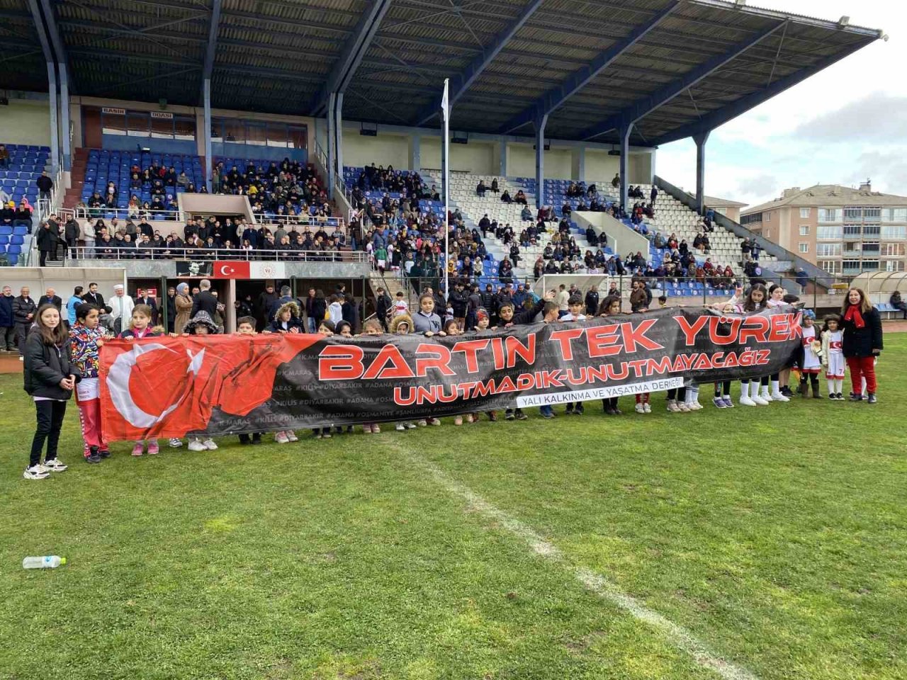 Depremzede 100 çocuk, gösteri maçını 2-0 kazandı