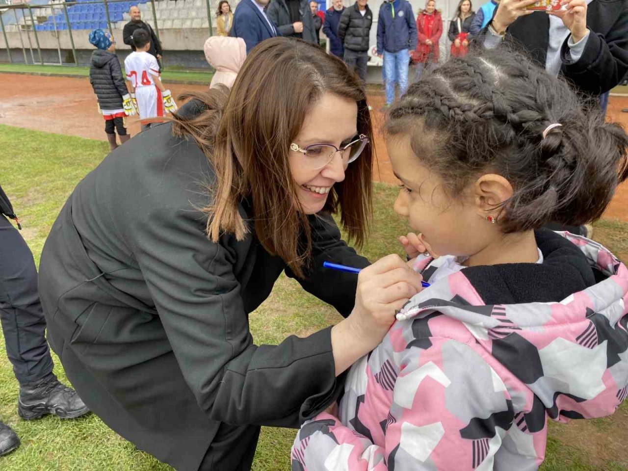 Depremzede 100 çocuk, gösteri maçını 2-0 kazandı