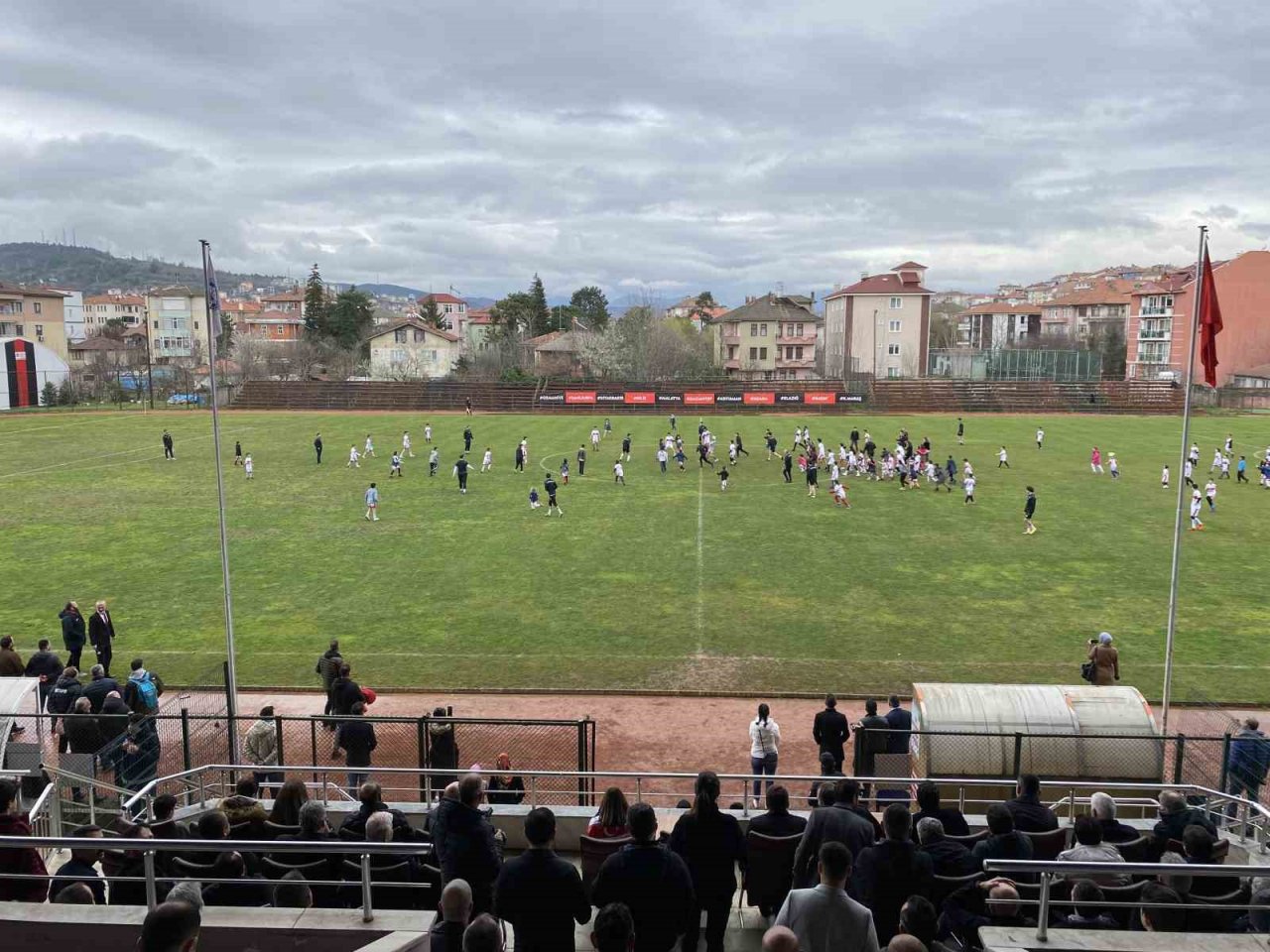 Depremzede 100 çocuk, gösteri maçını 2-0 kazandı