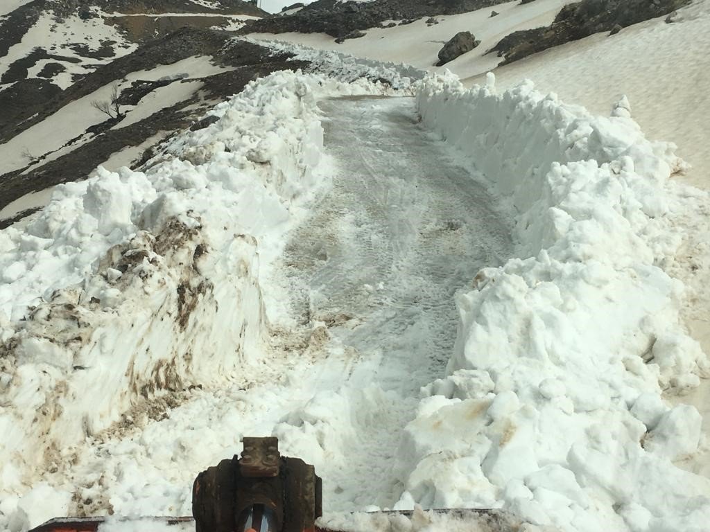 Batman’da 3 aydır kar nedeniyle kapalı olan yol 2 günde açıldı
