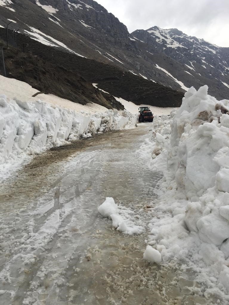 Batman’da 3 aydır kar nedeniyle kapalı olan yol 2 günde açıldı