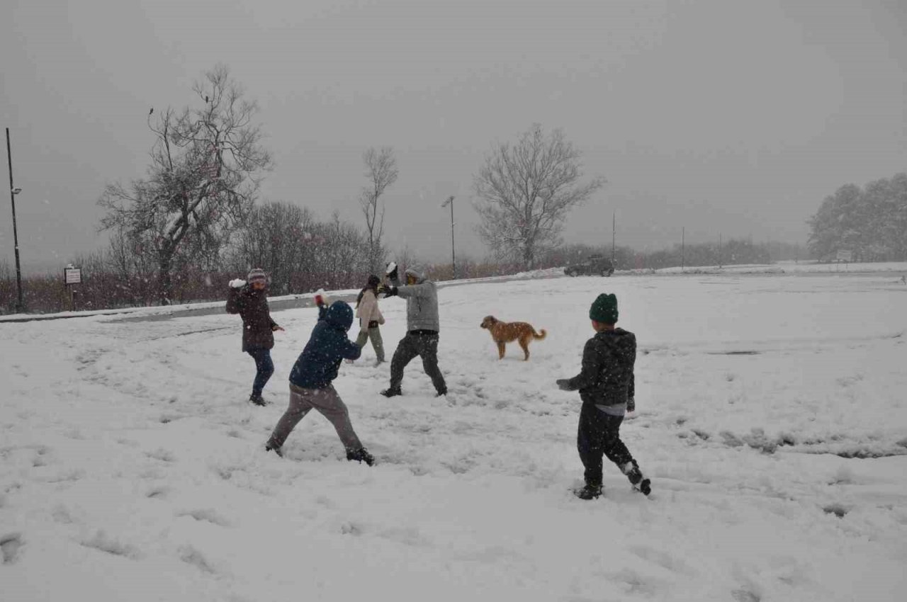 Abant’ta tatilciler lapa lapa yağan karın tadını çıkardı