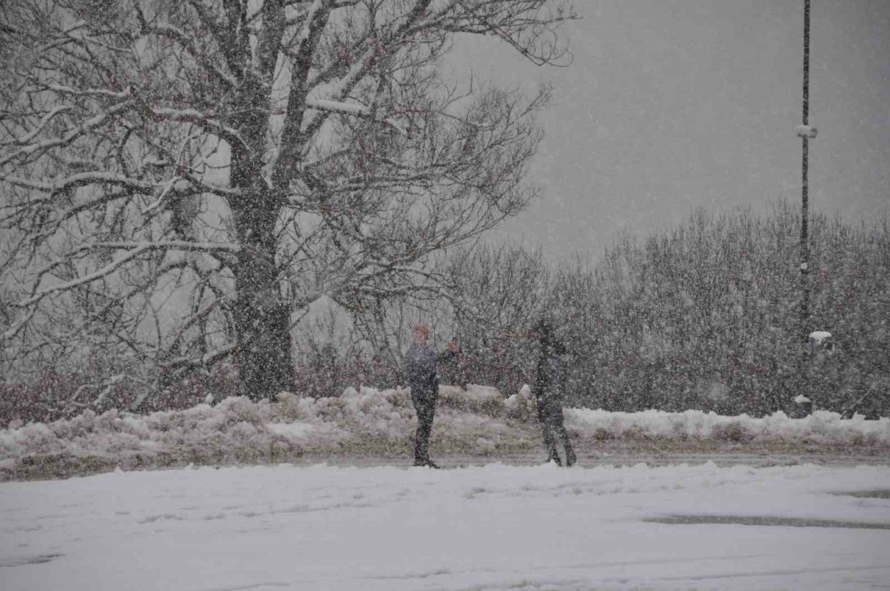 Abant’ta tatilciler lapa lapa yağan karın tadını çıkardı