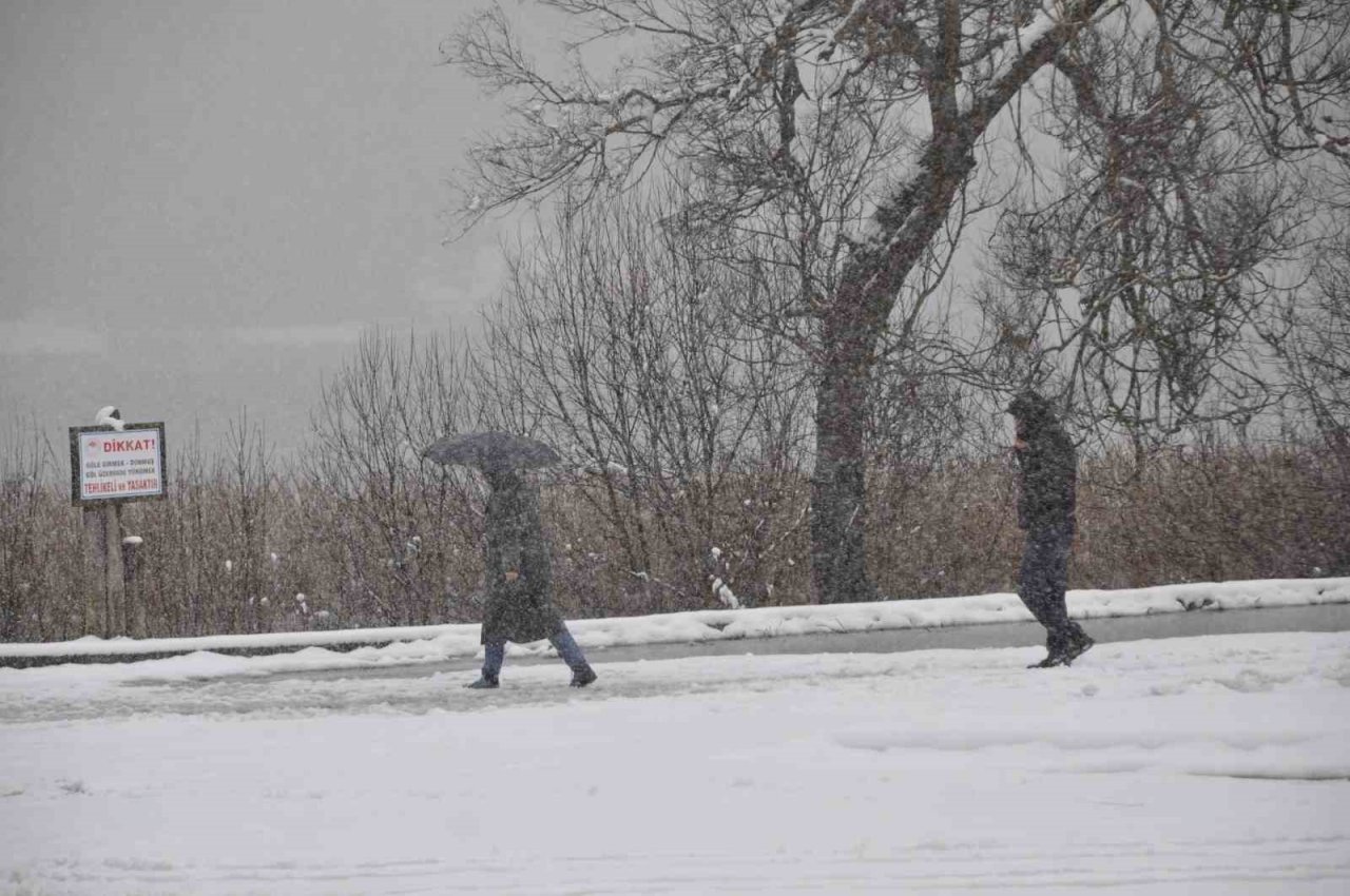 Abant’ta tatilciler lapa lapa yağan karın tadını çıkardı