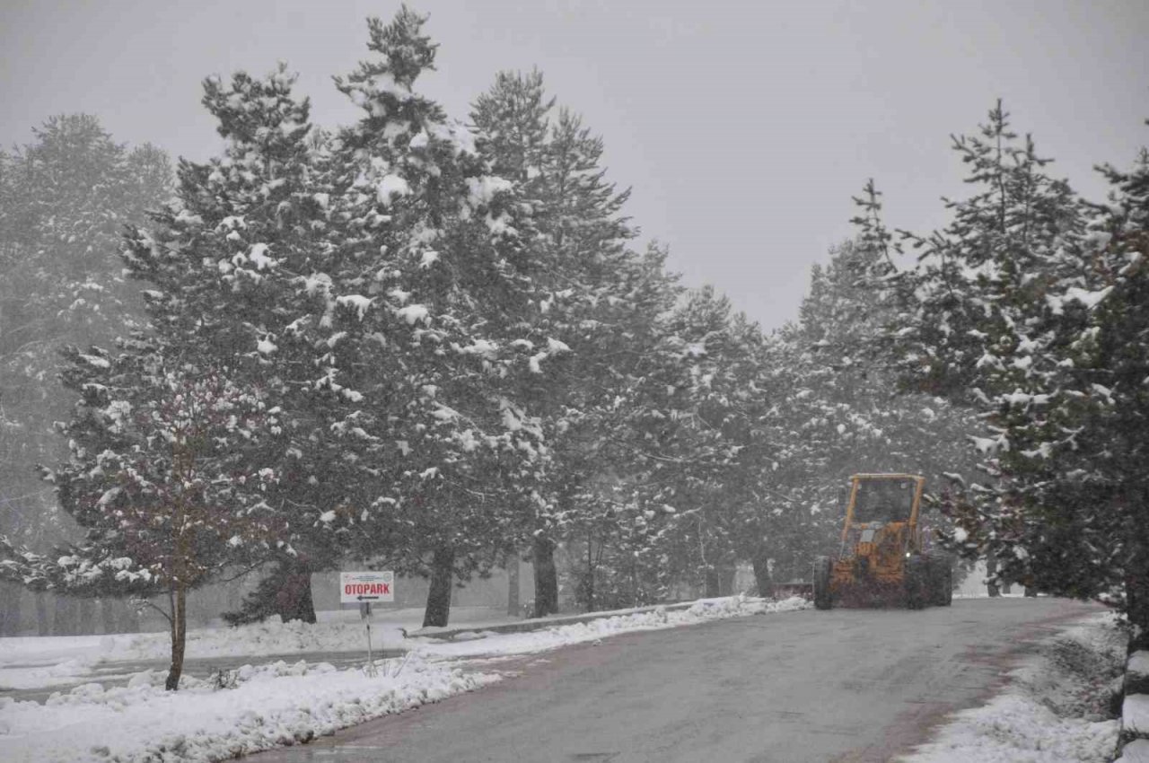 Abant’ta tatilciler lapa lapa yağan karın tadını çıkardı