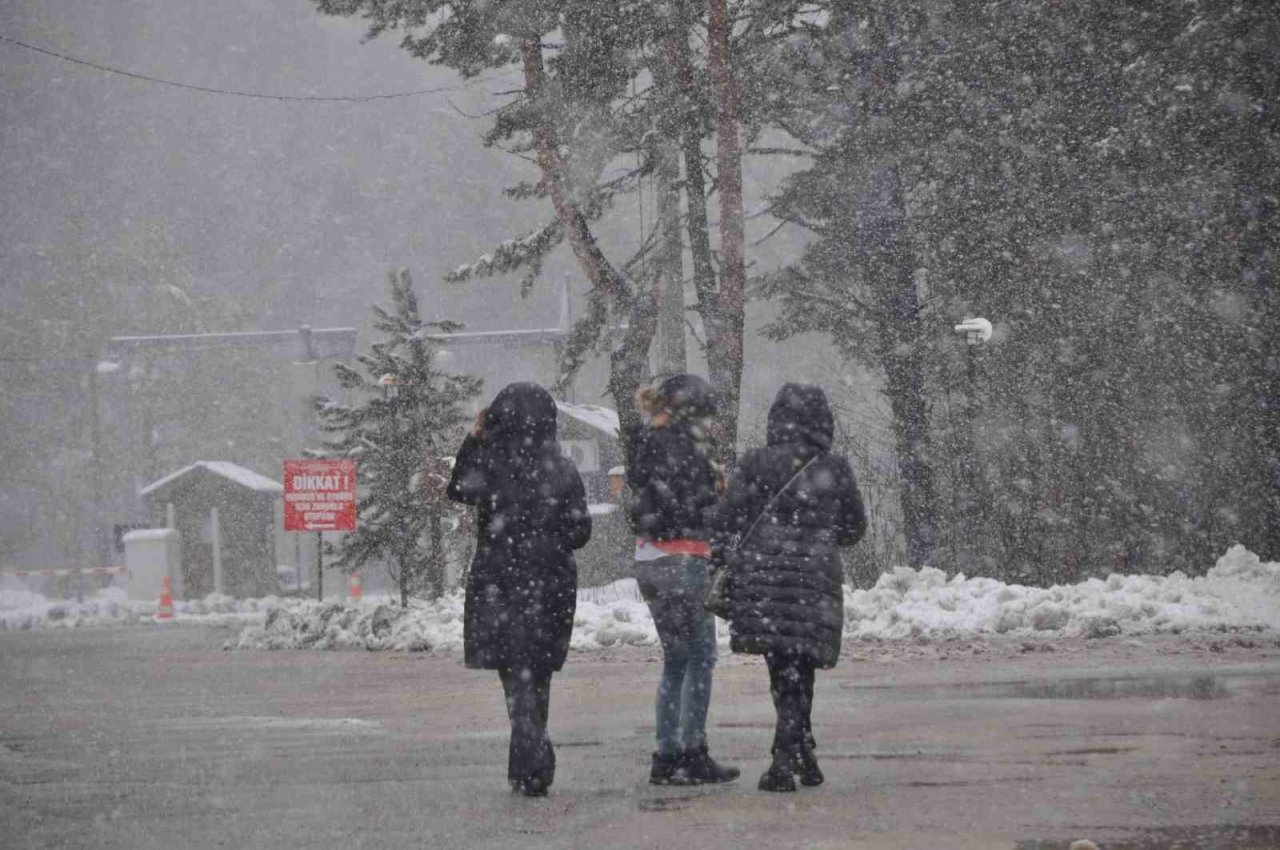 Abant’ta tatilciler lapa lapa yağan karın tadını çıkardı