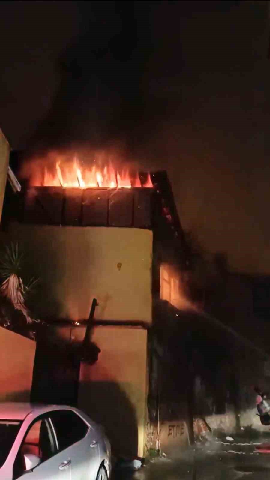 Bursa’da tarihi binada korkutan yangın