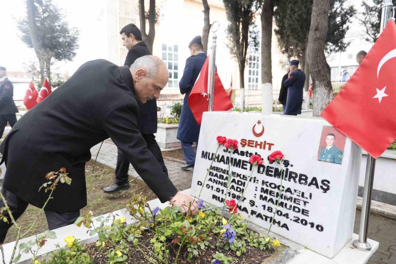 Körfez’de şehit mezarlarına karanfil bırakıldı