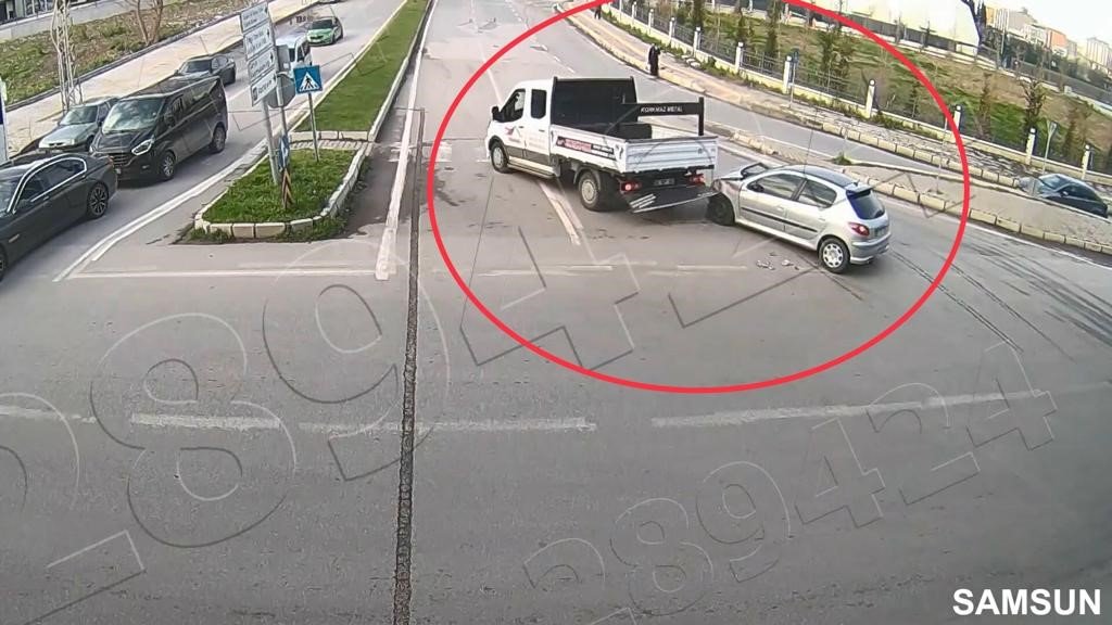 Işık ihlali yapan araca motosiklet hızla çarptı: 1 yaralı