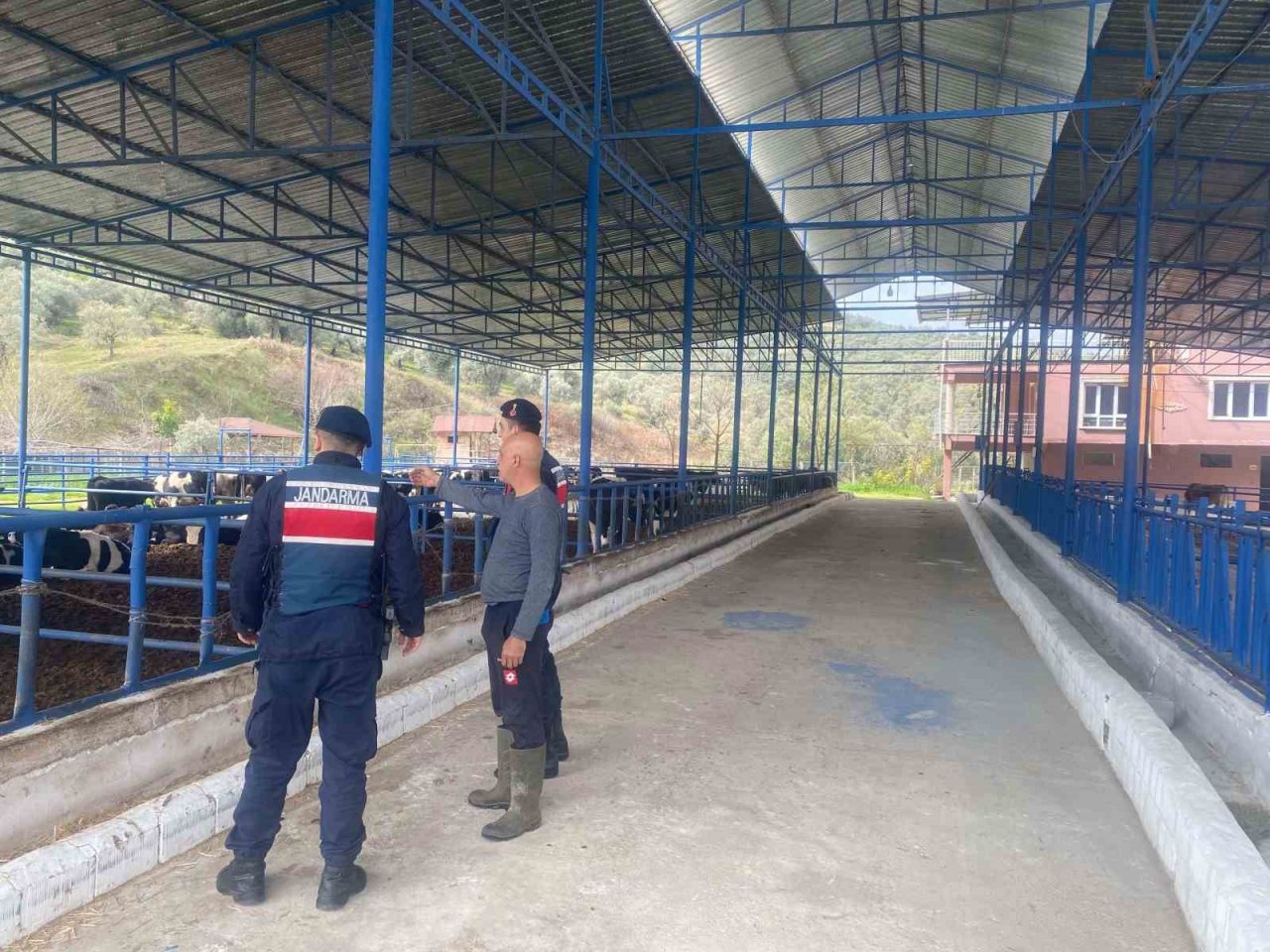 Çiftçiler hayvan hırsızlığına karşı bilgilendirildi