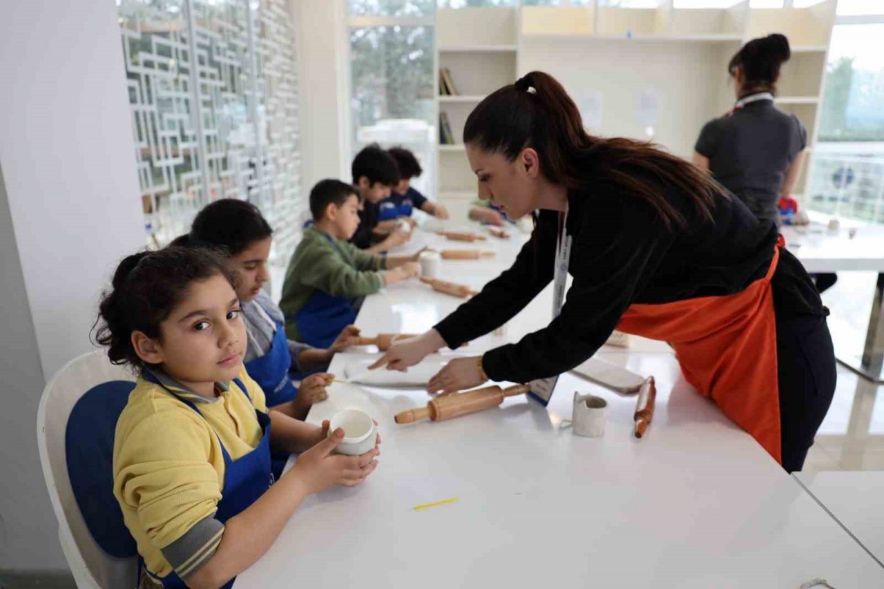 Atölye etkinlikleriyle acılarını bir nebze de olsa unutuyorlar