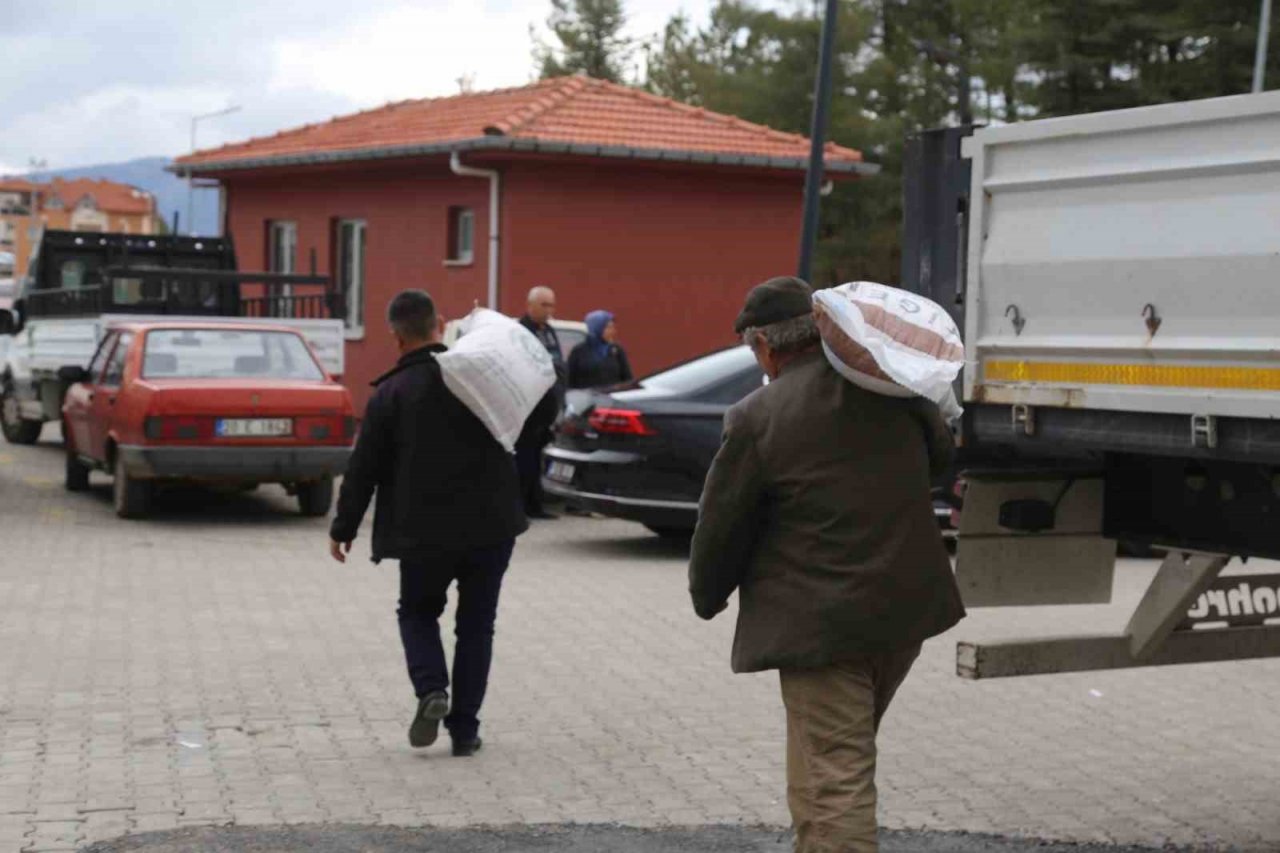 Çamelili çiftçilere tohum desteği sürüyor