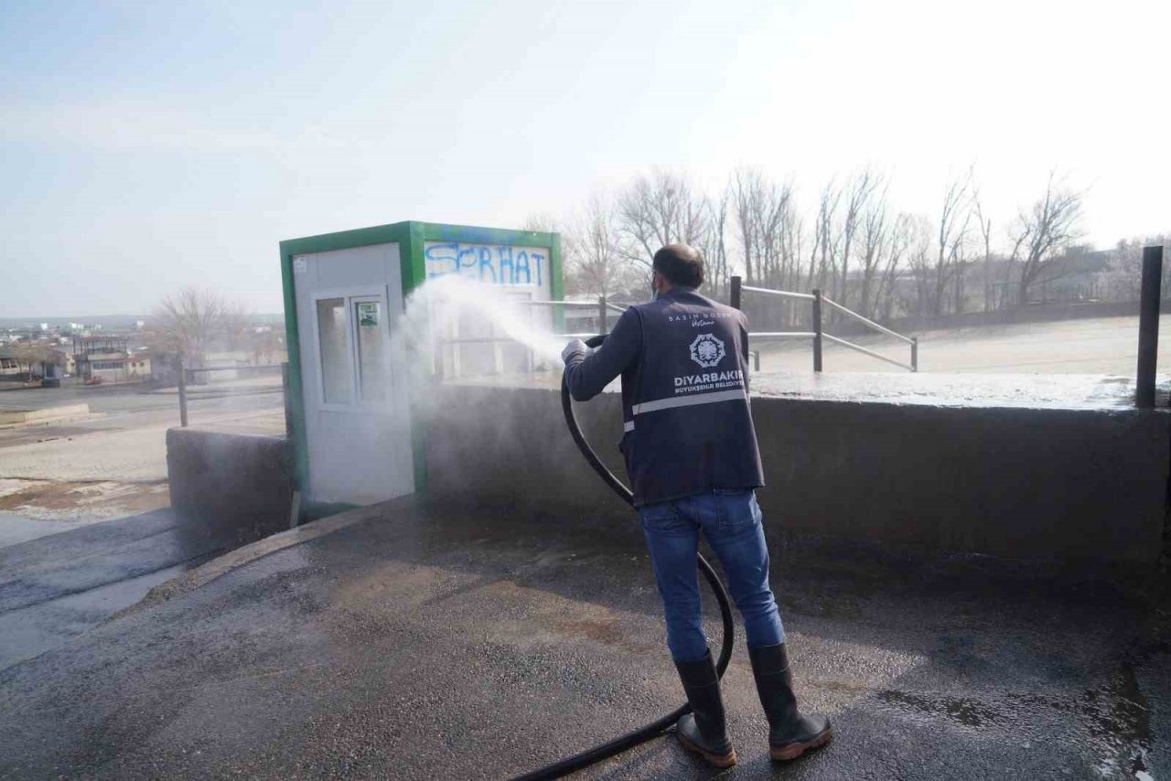 Şap hastalığına karşı canlı hayvan borsası dezenfekte edildi