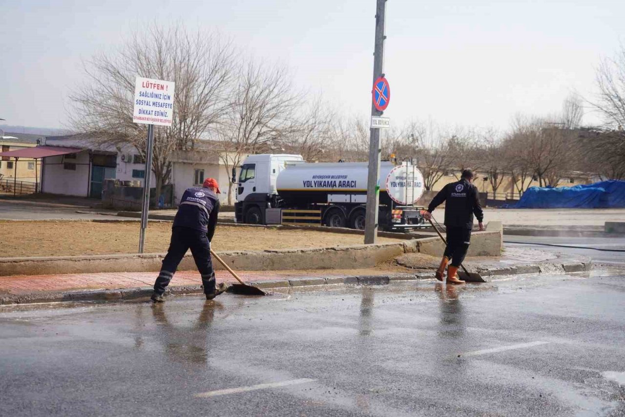 Şap hastalığına karşı canlı hayvan borsası dezenfekte edildi