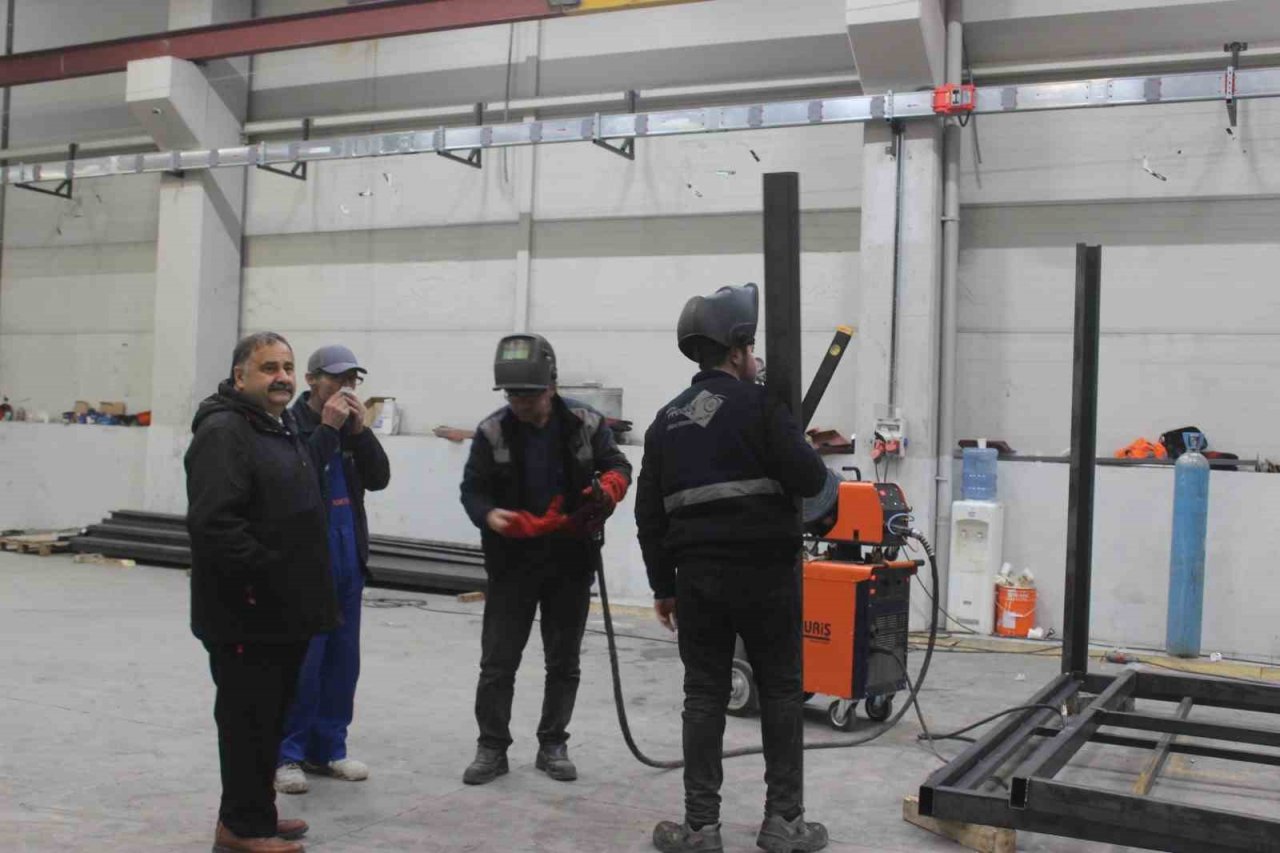 Gazetecilerden konteyner işçilerine moral ziyareti