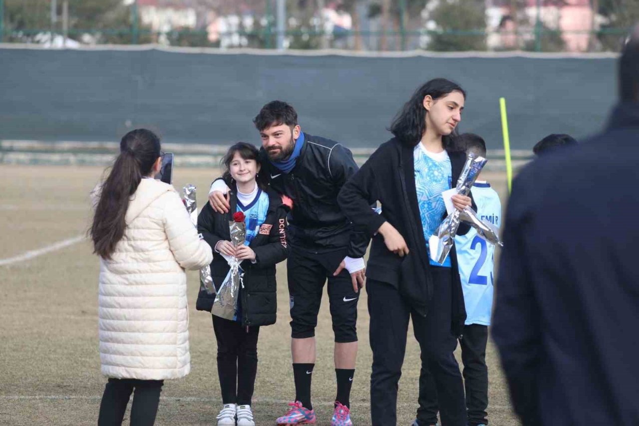 Erzurumspor depremzede öğrencileri ağırladı.