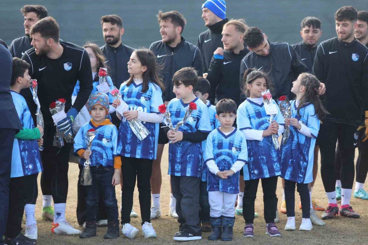 Erzurumspor depremzede öğrencileri ağırladı.