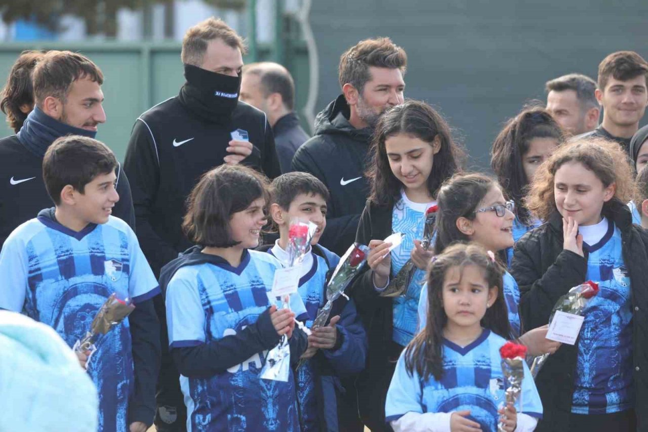 Erzurumspor depremzede öğrencileri ağırladı.