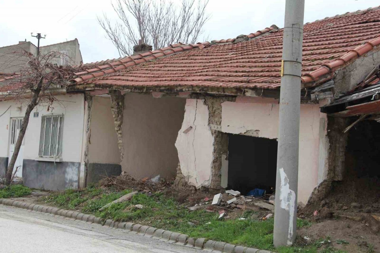 Metruk evler tehlike saçmaya devam ediyor