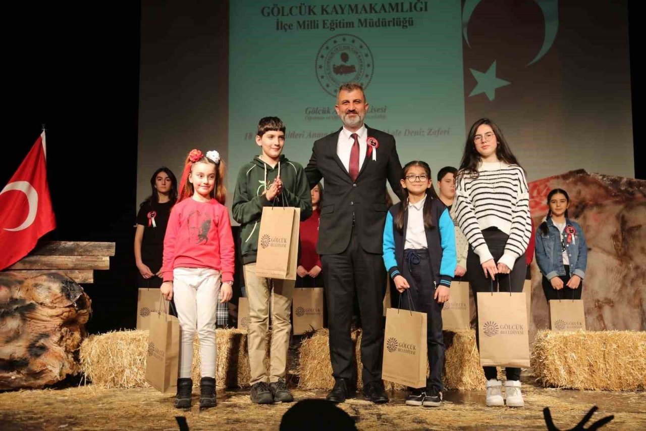 Çanakkale Zaferi’nin tiyatro oyunu dakikalarca ayakta alkışlandı