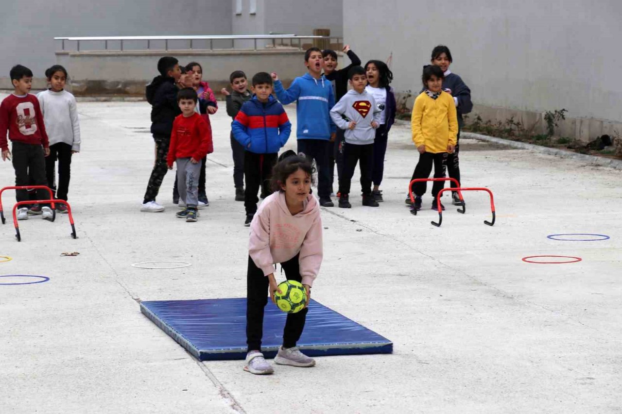 Depremzede çocuklar depremin etkilerini sporla atıyorlar