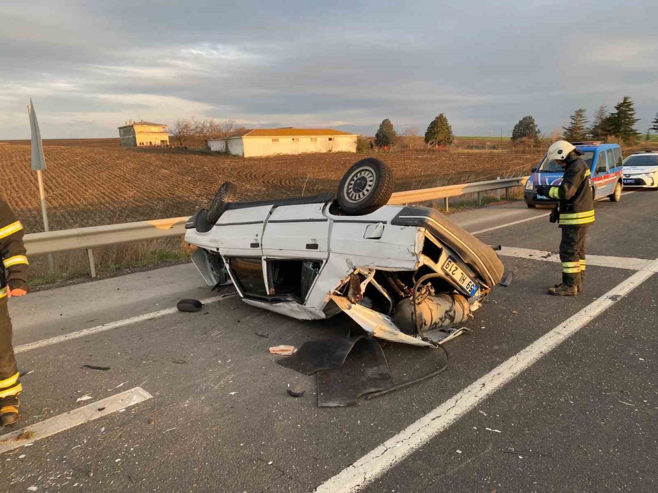 Hurdaya dönen aracın altından sağ çıktı