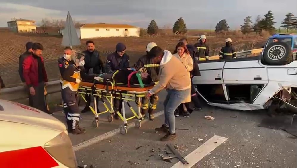 Hurdaya dönen aracın altından sağ çıktı